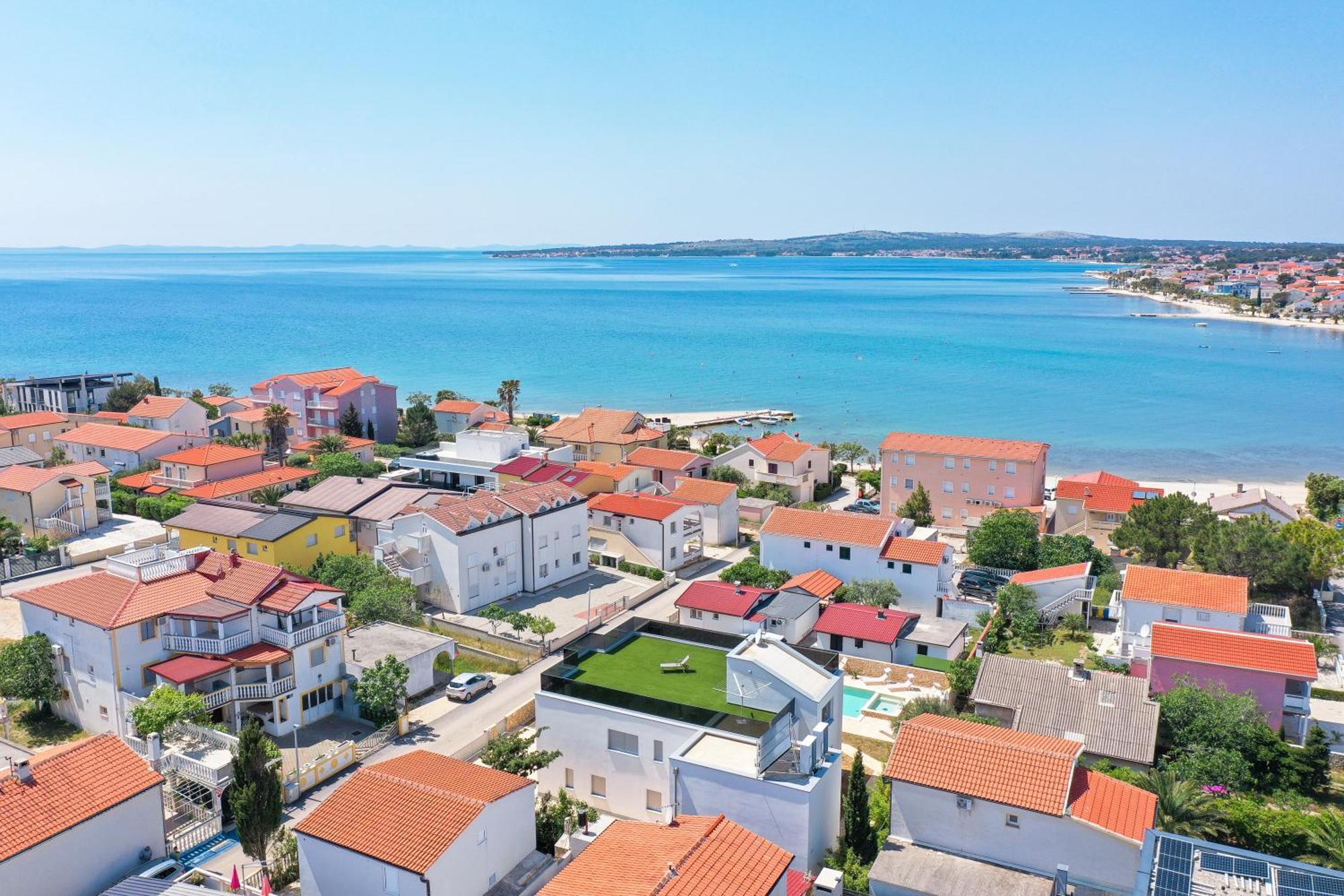 Luxury Eight Bedroom With Swimming Pool And Jacuzzi 100 Meters From The Sea
