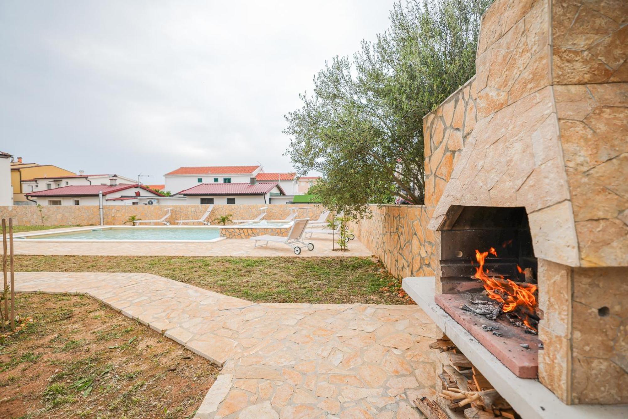 Luxury Eight Bedroom With Swimming Pool And Jacuzzi 100 Meters From The Sea *